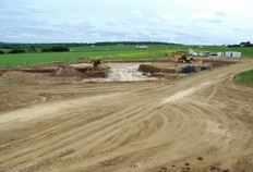 Vue g&eacute;n&eacute;rale du chantier de fouille.  La fouille est men&eacute;e prioritairement avec des moyens m&eacute;caniques afin de traiter une surface importante.  &Eacute;toile de Cuvilly, Cuvilly (Oise), 2013.&nbsp;