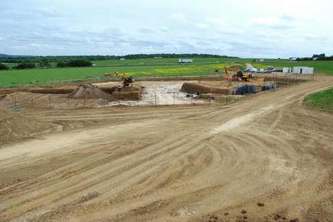 Vue g&eacute;n&eacute;rale du chantier de fouille.  La fouille est men&eacute;e prioritairement avec des moyens m&eacute;caniques afin de traiter une surface importante.  &Eacute;toile de Cuvilly, Cuvilly (Oise), 2013.&nbsp; &copy; Jean-Luc Locht, Inrap.