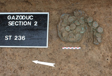 D&eacute;p&ocirc;t mon&eacute;taire du IIIe si&egrave;cle de notre &egrave;re.  L'ensemble comprend 500 monnaies de laiton d&eacute;pos&eacute;es dans un vase.  Derri&egrave;re Les Haies, Lahoussoye (Somme), 2012