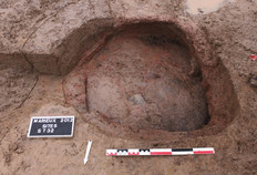 Un four domestique d'&eacute;poque romaine apr&egrave;s fouille.  L'intensit&eacute; de la chauffe subie par le four se retrouve sur l'&eacute;paisseur de la paroi rub&eacute;fi&eacute;e (0,20 m environ).  Le Camp Capron, Marieux (Somme), 2012.&nbsp;