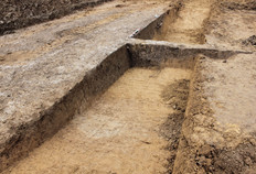 Vue de la fouille.  Une grande zone grise est en cours de test avec des moyens m&eacute;caniques.  Le Camp Capron, Marieux (Somme), 2012.&nbsp;