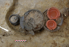 D&eacute;tail des offrandes de la s&eacute;pulture dat&eacute;e du Ier si&egrave;cle de notre &egrave;re.  Schulleveldt, Pitgam (Nord), 2013.