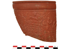 D&eacute;cor moul&eacute; d'un bol en c&eacute;ramique sigill&eacute;e du Sud, IIe-IIIe si&egrave;cle de notre &egrave;re.  Il repr&eacute;sente une sc&egrave;ne de p&ecirc;che.  Schulleveldt, Pitgam (Nord), 2012.&nbsp;