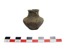 Poterie tournass&eacute;e miniature du IIe si&egrave;cle de notre &egrave;re.  Schulleveldt, Pitgam (Nord), 2013.&nbsp;