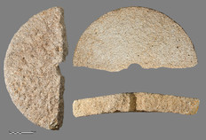 Demi-meule en gr&egrave;s grossier du Ier si&egrave;cle de notre &egrave;re.  Diam&egrave;tre : 57,5 cm ; &eacute;paisseur : 8 cm ; poids : 20 kg.  Schulleveldt, Pitgam (Nord), 2012.&nbsp;