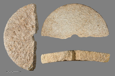 Demi-meule en gr&egrave;s grossier du Ier si&egrave;cle de notre &egrave;re.  Diam&egrave;tre : 57,5 cm ; &eacute;paisseur : 8 cm ; poids : 20 kg.  Schulleveldt, Pitgam (Nord), 2012.&nbsp; &copy; Dominique Bossut, Inrap.