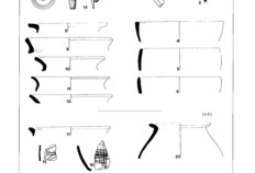Repr&eacute;sentation d'un &eacute;chantillon de mobilier arch&eacute;ologique.  Outre les c&eacute;ramiques, on remarque deux fibules en bronze aux formes caract&eacute;ristiques de la p&eacute;riode carolingienne.  Le Chemin de Couturelle, Coullemont (Pas-de-Calais), 1997.&nbsp;