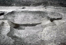 Vue d'un silo protohistorique apr&egrave;s sa fouille.  Le Chemin de Couturelle, Coullemont (Pas-de-Calais), 1997.&nbsp;