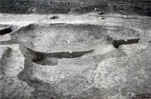 Vue d'un silo protohistorique apr&egrave;s sa fouille.  Le Chemin de Couturelle, Coullemont (Pas-de-Calais), 1997.&nbsp; &copy; Gilles Prilaux, Inrap.