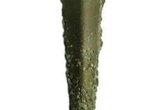 Pointe d'&eacute;p&eacute;e ou de poignard de l'&acirc;ge du Bronze moyen.  Le Perrou 2, Maill&eacute; (Indre-et-Loire), 2012.  &copy; Pascale Galibert, Inrap