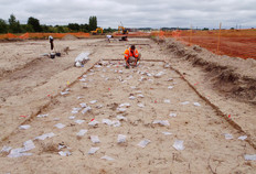 Vue du chantier en cours de fouille.  Le mobilier est en cours de pr&eacute;l&egrave;vement.  Le Perrou 2, Maill&eacute; (Indre-et-Loire), 2012.  &copy; Jean-Fran&ccedil;ois Chopin, Inrap
