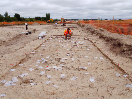 Vue du chantier en cours de fouille.  Le mobilier est en cours de pr&eacute;l&egrave;vement.  Le Perrou 2, Maill&eacute; (Indre-et-Loire), 2012.  &copy; Jean-Fran&ccedil;ois Chopin, Inrap 