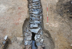 Caniveau couvert en dalles de schiste, Ier-IIIe si&egrave;cle de notre &egrave;re.  6 rue Robelin, Rennes (Ille et Vilaine), 2019.  Rozenn Battais, Inrap