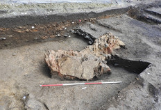 Mur effondr&eacute; provenant des thermes, alternance d'assises de briques et de schiste, fin du Ier-IIe si&egrave;cle de notre &egrave;re (datation &agrave; confirmer en post-fouille).  6 rue Robelin, Rennes (Ille et Vilaine), 2019.  Rozenn Battais, Inrap