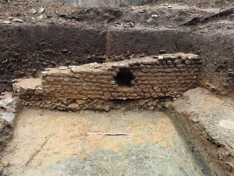Mur de cl&ocirc;ture des thermes publics, fin du Ier-IIe si&egrave;cle de notre &egrave;re (datation &agrave; confirmer en post-fouille).  6 rue Robelin, Rennes (Ille et Vilaine), 2019.  Rozenn Battais, Inrap 
