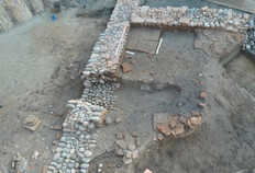 Vestiges d'un petit bâtiment de l'époque antique La nature de cette construction, mal conservée mais au sein de laquelle plusieurs pièces distinctes ont pu être mises en évidence, n'est pas encore identifiée. Son rôle est certainement lié à la proximité du prolongement extra-muros du decumanus (non observé sur la fouille). Station de métro François-Verdier – ligne C, Toulouse, 2025. © Laurent Grimbert, Inrap