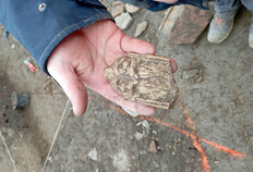 Vue de l'un des fragments de statuette en terre cuite blanche trouv&eacute; dans le d&eacute;potoir  61-65, rue d'Antrain, Rennes (Ille-et-Vilaine), 2023  &copy; Inrap