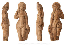 Vue de l'une des statuettes en terre cuite blanche trouv&eacute;es dans le d&eacute;potoir  61-65, rue d'Antrain, Rennes (Ille-et-Vilaine), 2023&nbsp;&copy; Inrap