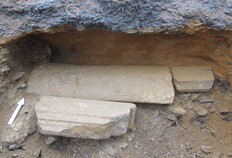 Blocs d'architecture en granit, probablement du XVe siècle d'après leur forme, découverts réutilisés dans les fondations d'un bâtiment disparu au cours du grand incendie de 1720 Place de la Mairie, Rennes (Ille-et-Vilaine), 2022 © Dominique Pouille, Inrap