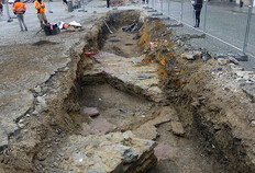Vue des sépultures de l'angle nord-est de la place en fin de fouille. Au premier plan, les murs de fondation de l'hôtel de Brissac. Place de la Mairie, Rennes (Ille-et-Vilaine), 2022 © Elsa Jovené, Inrap