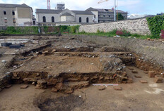 Vue des vestiges de l'une des vastes salles chauff&eacute;es par le sol. Des colonnes de pilettes (briques carr&eacute;es) soutenaient le sol de la pi&egrave;ce constitu&eacute; par une dalle de b&eacute;ton de chaux.&nbsp;&nbsp;&nbsp;&nbsp;&nbsp;&nbsp;  La chaleur circulait entre les colonnes soutenant cette dalle qui &eacute;tait ainsi chauff&eacute;e.  H&ocirc;tel-Dieu, Rennes (Ille-et-Vilaine), 2022, 2024  &copy; Inrap