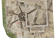Vue verticale de la grande salle de r&eacute;ception chauff&eacute;e par le sol gr&acirc;ce &agrave; un hypocauste &agrave; conduits rayonnants (surlign&eacute;e en jaune). Les murs d&eacute;sign&eacute;s par un M rouge appartiennent &agrave; un b&acirc;timent r&eacute;cent.  H&ocirc;tel-Dieu, Rennes (Ille-et-Vilaine), 2022, 2024  &copy; Emmanuelle Collado, Inrap