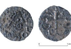 Denier d'argent d'&eacute;poque m&eacute;rovingienne (VIIe&nbsp;si&egrave;cle) de la cit&eacute; de Rennes (Civitas redonis) d&eacute;couvert dans les remblais ayant scell&eacute; les vestiges. Cette monnaie n'&eacute;tait semble-t-il pas connue jusqu'&agrave; cette d&eacute;couverte, ce qui en fait un objet rarissime.  61-65, rue d'Antrain, Rennes (Ille-et-Vilaine), 2019  &copy; Paul-Andr&eacute; Besombes, SRA Bretagne