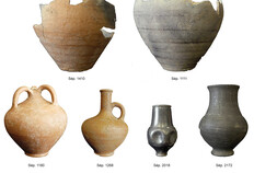 R&eacute;cipients en c&eacute;ramique d&eacute;couverts dans les s&eacute;pultures. Diff&eacute;rents types de r&eacute;cipients en c&eacute;ramique &eacute;taient plac&eacute;s dans certaines s&eacute;pultures pour accompagner le d&eacute;funt dans l'au-del&agrave;. Les vases&nbsp;1111 et 1410 ont en revanche &eacute;t&eacute; utilis&eacute;s comme urne fun&eacute;raire.  Parc des Tanneurs, Rennes (Ille-et-Vilaine), 2017/2018  &copy; Fran&ccedil;oise Labaune-Jean, Inrap