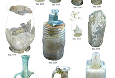R&eacute;cipients en verre d&eacute;couverts dans les s&eacute;pultures. Diff&eacute;rents types de r&eacute;cipients en verre &eacute;taient plac&eacute;s dans certaines s&eacute;pultures pour accompagner le d&eacute;funt dans l'au-del&agrave;.  Parc des Tanneurs, Rennes (Ille-et-Vilaine), 2017/2018  &copy; Fran&ccedil;oise Labaune-Jean, Inrap