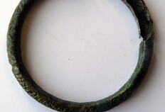 Bracelet en alliage cuivreux apr&egrave;s restauration. Ce bracelet a &eacute;t&eacute; d&eacute;couvert dans l'une des s&eacute;pultures avec d'autres objets accompagnant le d&eacute;funt dans l'au-del&agrave;.  Parc des Tanneurs, Rennes (Ille-et-Vilaine), 2017/2018  &copy; Fran&ccedil;oise Labaune-Jean, Inrap