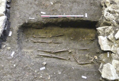 Malgr&eacute; la pr&eacute;sence des tombes dans un espace int&eacute;rieur, les squelettes ne sont pas forc&eacute;ment bien conserv&eacute;s. Comme on le voit sur cette photo, leur &eacute;tat peut varier consid&eacute;rablement d'un individu &agrave; l'autre alors que seules quelques ann&eacute;es s&eacute;parent les deux inhumations.  10-12, rue Saint-Louis, Rennes (Ille-et-Vilaine)&nbsp;: fouille compl&eacute;mentaire, 2021  &copy; E. Jovenet, Inrap