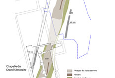 Plan des vestiges antiques observ&eacute;s lors de la fouille. Ils prennent toute leur signification lorsqu'on les ajoute &agrave; ceux observ&eacute;s en 2014 au nord-est de la chapelle. Le trac&eacute; de la rue antique nord-sud (cardo) y appara&icirc;t clairement tout comme le carrefour avec la rue est-ouest (decumanus) situ&eacute; &agrave; l'extr&eacute;mit&eacute; sud de la zone de fouille.  10-12, rue Saint-Louis, Rennes (Ille-et-Vilaine)&nbsp;: fouille compl&eacute;mentaire, 2021  &copy; E. Jovenet, Inrap