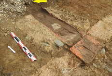 Un large caniveau soigneusement ma&ccedil;onn&eacute; est pr&eacute;sent sur le c&ocirc;t&eacute; nord du monument. Il se jette dans le foss&eacute; de bord de rue. La taille de cet am&eacute;nagement et le soin apport&eacute; &agrave; sa construction t&eacute;moignent de l'importance de cet &eacute;difice.  Place Sainte-Anne, Rennes (Ille-et-Vilaine), 2017/2018  &copy; C&eacute;line B&eacute;langer, Inrap