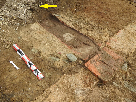 Un large caniveau soigneusement ma&ccedil;onn&eacute; est pr&eacute;sent sur le c&ocirc;t&eacute; nord du monument. Il se jette dans le foss&eacute; de bord de rue. La taille de cet am&eacute;nagement et le soin apport&eacute; &agrave; sa construction t&eacute;moignent de l'importance de cet &eacute;difice.  Place Sainte-Anne, Rennes (Ille-et-Vilaine), 2017/2018  &copy; C&eacute;line B&eacute;langer, Inrap 