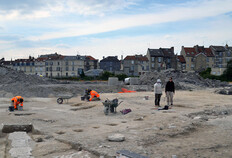 Vue d'une partie de la fouille Fouille des structures d'habitat près du caniveau en pierres. Reims, boulevard Jules-César (îlot B3) (Marne), 2019. © Nicolas Mailly, Inrap