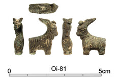 Petite statuette en alliage cuivreux Statuette de la seconde moitié du IIIe siècle apr. J.‑C. représentant un bouc et retrouvée sur la chaussée. Reims, boulevard Jules-César, îlot B3 (Marne), 2019. © Jean-Jacques Bigot, Inrap