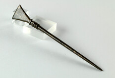 Stylet médiéval remis à chaque moniale et permettant d'écrire sur des tables de cire