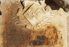 Détail de la pierre de fondation indiquant la reconstruction du cloître en 1725 par Mme de Vermandois, religieuse à l'abbaye et petite fille du roi Louis XIV