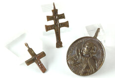 Médailles et croix religieuses des XVII-XVIIIe s. mise au jour dans des tombes