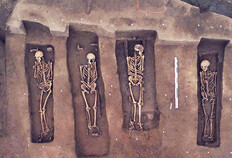 Vue d'une rangée d'inhumations dans l'espace funéraire oriental (seconde moitié du XIXe s.)