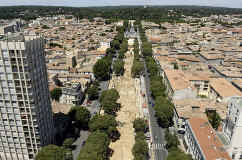Vue a&eacute;rienne de la fouille. La ville romaine sous la ville moderne  Parking Jean-Jaur&egrave;s, N&icirc;mes (Gard), 2007  &copy; MRW Zeppeline Languedoc, Inrap