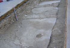 Des vestiges antiques bien pr&eacute;serv&eacute;s : sols en terrazzo du IIe si&egrave;cle apr&egrave;s J.-C., situ&eacute;s &agrave; 0,80 m sous la surface  Parking Jean-Jaur&egrave;s, N&icirc;mes (Gard), diagnostic 2005 