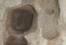 Vestiges d'une forge - env. 50 avant J.-C. Le foyer de la forge a la forme d'un creusement circulaire dont le fond &eacute;tait recouvert de cendres et les parois rub&eacute;fi&eacute;es par la chaleur. Le creusement en forme de L est un d&eacute;potoir rempli de d&eacute;chets m&eacute;tallurgiques (battitures, scories, culots de forges). Le creusement rectangulaire plus profond est le reliquat du syst&egrave;me de ventilation au sein duquel a &eacute;t&eacute; retrouv&eacute; un fragment de tuy&egrave;re (conduit)  Parking Jean-Jaur&egrave;s, N&icirc;mes (Gard), 2007&nbsp; &nbsp; &nbsp; &nbsp; &nbsp; &nbsp; &nbsp; &nbsp;