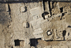 Vue a&eacute;rienne de la fouille. Rue romaine bord&eacute;e d'un double portique&nbsp;; on distingue 5 bases de piliers de part et d'autre d'un &eacute;gout central caract&eacute;ris&eacute; par ses dalles de couverture.  Parking Jean-Jaur&egrave;s, N&icirc;mes (Gard), 2007  
