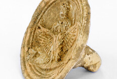 Poin&ccedil;on pour le moule &agrave; d&eacute;cor de lampes &agrave; huile en terre cuite. Triomphe de Jupiter en d&eacute;cor.  Parking Jean-Jaur&egrave;s, N&icirc;mes (Gard), 2007 