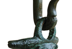 El&eacute;ments de situle (seau) en bronze&nbsp;: anse et attache d'anse. D&eacute;cor de t&ecirc;tes de sanglier autour d'un visage masculin barbu vu de face, probable un satyre ou sil&egrave;ne  Parking Jean-Jaur&egrave;s, N&icirc;mes (Gard), 2007 