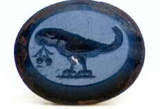 Intaille en nicolo ins&eacute;r&eacute;e &agrave; l'origine dans le chaton d'une bague et d&eacute;cor&eacute;e d'un perroquet tenant dans son bec deux cerises.  Parking Jean-Jaur&egrave;s, N&icirc;mes (Gard), 2007 