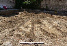 Tranch&eacute;es de plantation de vigne, repr&eacute;sent&eacute;es par des traces de s&eacute;diment plus sombre  1 bis rue de l'Abattoir, N&icirc;mes (Gard), 2022  &copy; Antonia Persico, Inrap