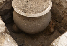 Loculus ma&ccedil;onn&eacute; contenant un grand vase ossuaire. Le d&eacute;p&ocirc;t du vase ossuaire est pr&eacute;c&eacute;d&eacute; par le bris volontaire d'un petit vase en c&eacute;ramique. Il est ensuite accompagn&eacute; par deux cruches et un vase en c&eacute;ramique, ainsi que par une lampe &agrave; huile en c&eacute;ramique et un balsamaire en verre.  1 bis rue de l'Abattoir, N&icirc;mes (Gard), 2022  &copy; Sarah Beiger, Inrap