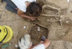 Tombe en cours de fouille.  1 bis rue de l'Abattoir, N&icirc;mes (Gard), 2022  &copy; Marie Rochette, Inrap